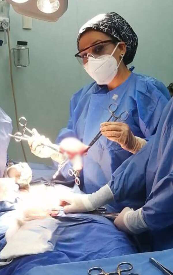 Dra. Erika González Obele durante un procedimiento quirúrgico