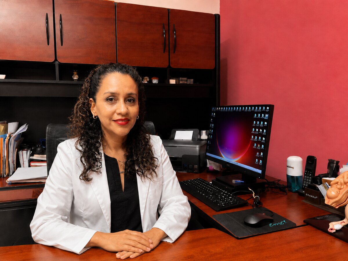 Dra. Erika González Obele en su escritorio del consultorio